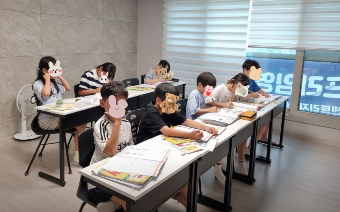 프라임 영어 학생들이 집중해서 필기하는 교실